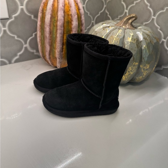 Girls Black Ugg Boots - Picture 1 of 7